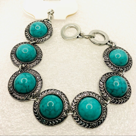 Bracelet Turquoise color and set in silver tone. - Picture 5 of 8